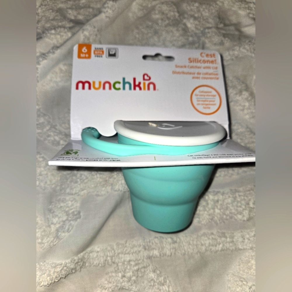 Munchkin Teal and White Snack Cup Silicone Snack Catcher With Lid